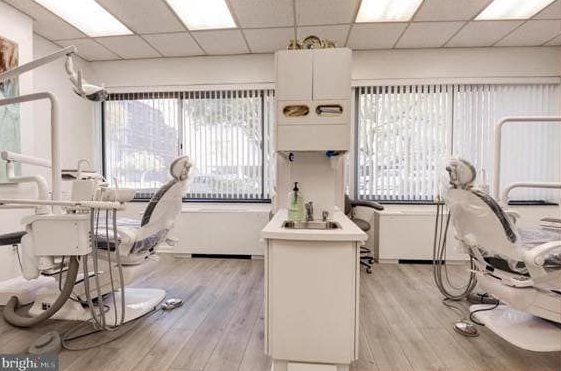 Twin operatories with a central handwashing station