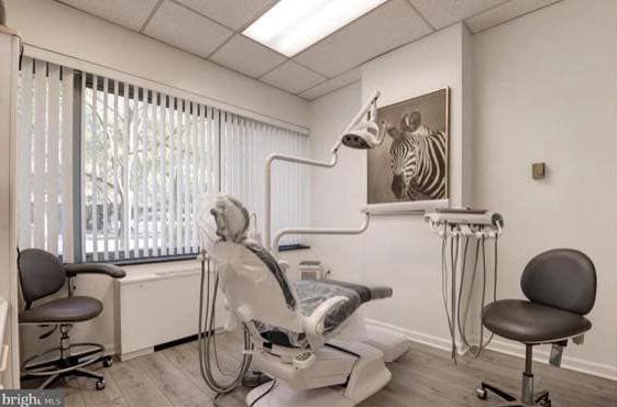 Operatory with zebra portrait and delivery unit